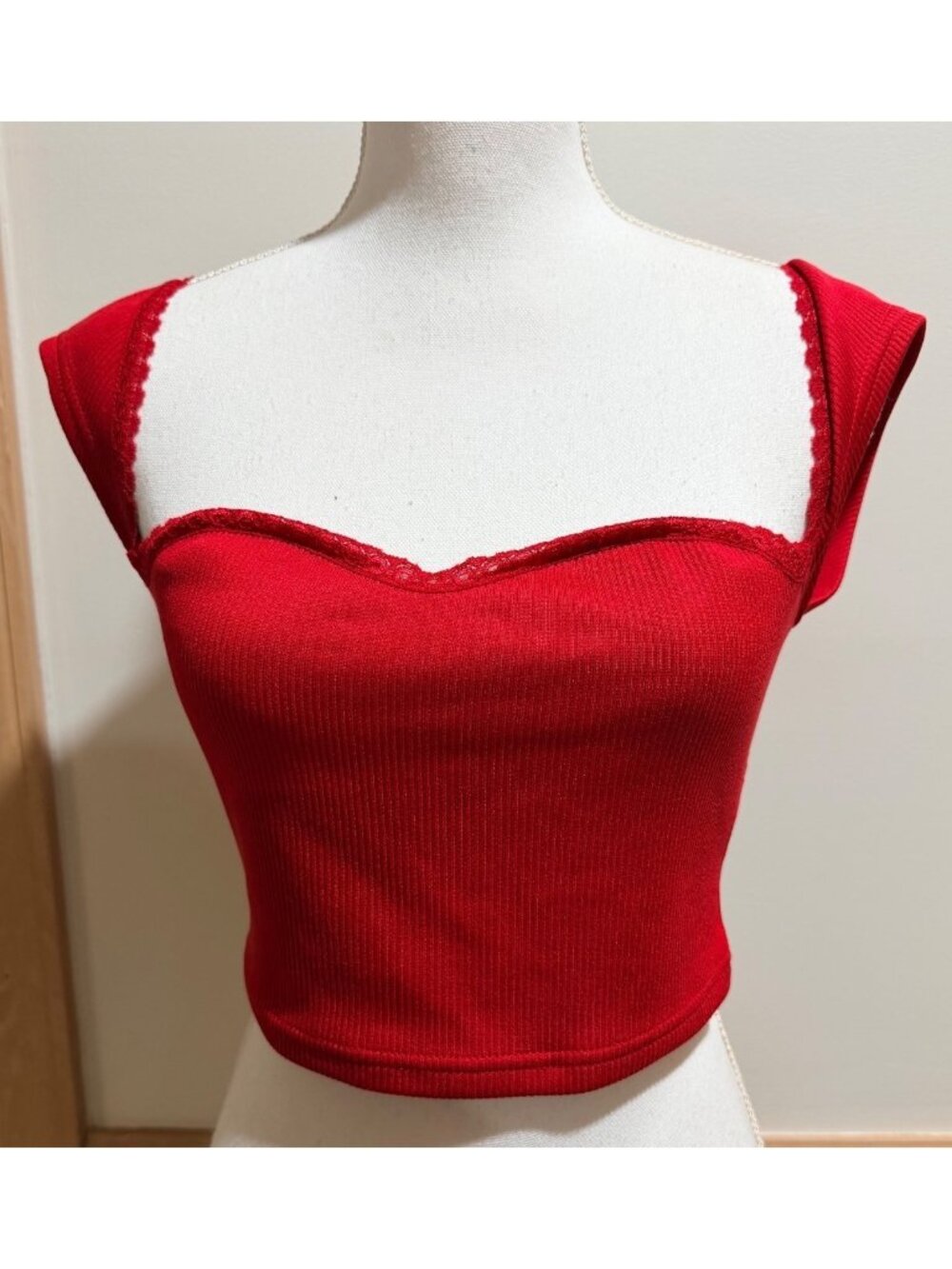 Red Ribbed Knit Crop Top With Lace Trim Sleeveless Sweetheart Neckline Size M